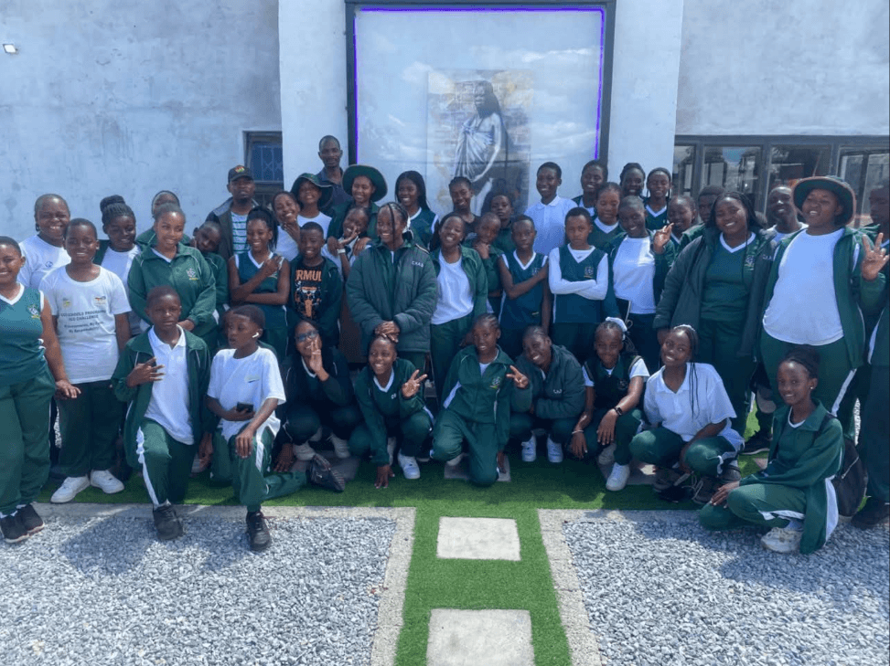 Students in guided gallery tour at ARTGALZIM